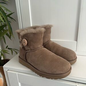 UGG mini Bailey Button Mini ll brown boots